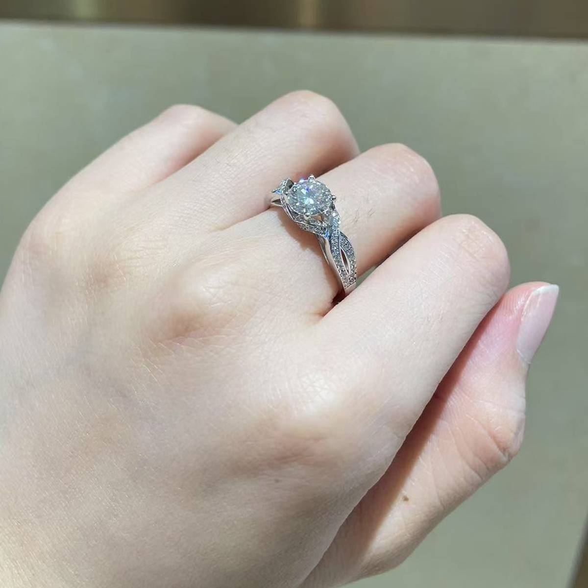 Four Claw Women's Ring S925 Silver Plated Platinum Customized Selection Main Stone Moissanite Diamond 1.0ct/Secondary Stone High Carbon Diamond